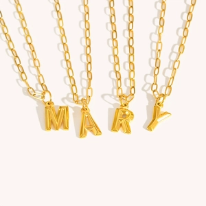 Détail d'une chaîne trombone plaquée or 18K avec pendentifs épelant le prénom MARY