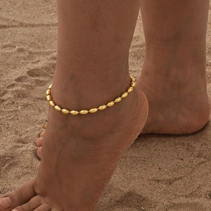 Goldenes Edelstahl-Fußkettchen mit ovalen Perlen am Sandstrand, Sommer-Stil für Damen