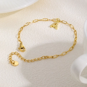 Elegante goudkleurige kettingarmband met een zirkonia letter A-hanger voor dames