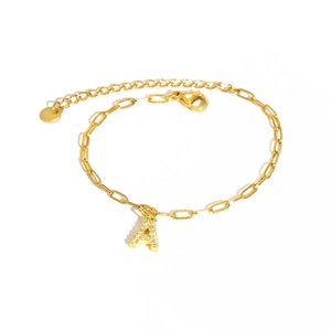 Gouden armband met hanger letter A, ingezet met zirkonia en paperclip-schakelketting