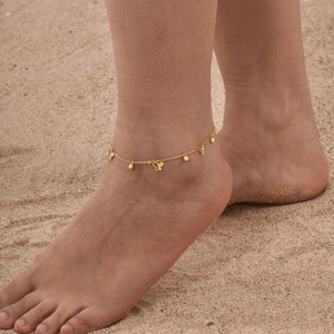 Goldenes Schmetterlings-Fußkettchen mit Zirkonia, am Strand für den Sommer getragen