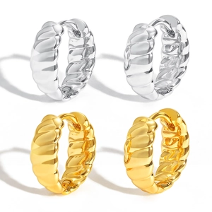 Boucles d'oreilles créoles torsadées en or 14K et argent sur fond blanc pur