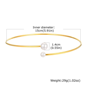 Dettaglio del girocollo rigido dorato in acciaio con perle sintetiche da 1,4 cm