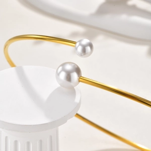 Girocollo aperto in acciaio inossidabile dorato con eleganti perle bianche finali