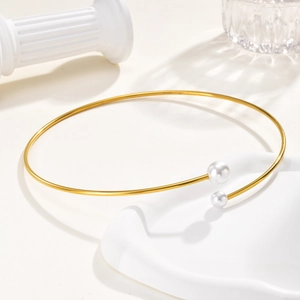 Collana girocollo rigida in acciaio inossidabile dorato con perle bianche