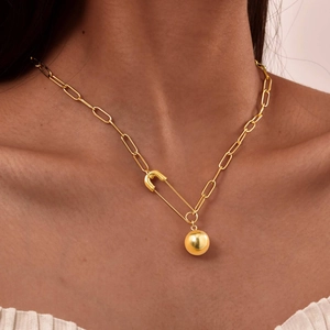 Collana a catena a graffetta dorata in acciaio inossidabile con spilla e pendente a sfera
