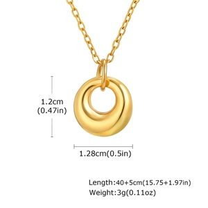 Especificaciones de tamaño detalladas de un collar con colgante de círculo dorado minimalista