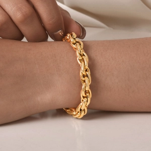 Bracciale a catena spessa placcato oro 18 carati con finitura testurizzata