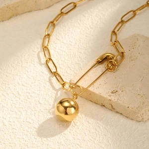 Collana a graffetta in acciaio inossidabile dorato con sfera solida e ciondolo a spilla