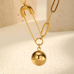 Collana Minimalista Moderna in Acciaio Inossidabile Placcato Oro 18K con Ciondolo a Spilla da Balia e Sfera Donna Gioielli
