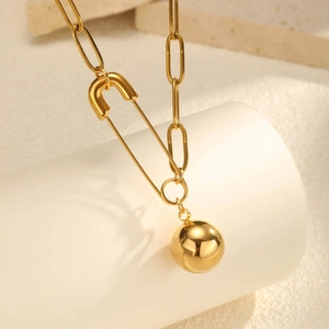 Collana a catena a graffetta dorata con pendente a spilla e sfera lucida