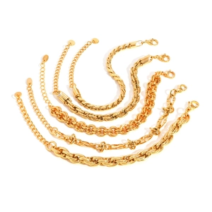 Set di sei bracciali in acciaio inossidabile dorato con maglie intrecciate e marchio K18