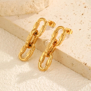 Goldene ovale Gliederohrringe aus Edelstahl mit Textur auf einer Travertinstein-Fläche