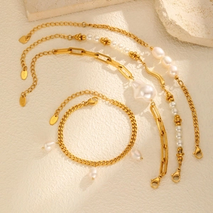 Dettaglio di bracciali placcati in oro K18 con perle barocche e maglie classiche