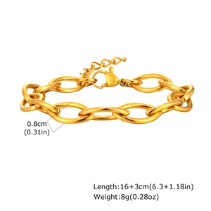 Vista dettagliata del bracciale a maglie dorate con dimensioni 16cm di lunghezza e 0,8cm