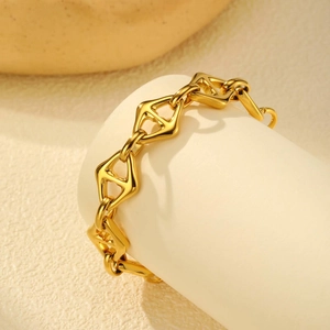 Minimalist 18K gold plated stainless steel bracelet featuring diamond shaped chain links