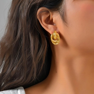 18K vergoldete Damen-Hohlherz-Ohrringe im Triple-Hoop-Design an einem Modell