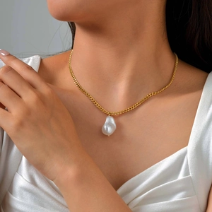 Barockperlenkette mit goldener Gliederkette am Model zur Darstellung der Halskettenlänge