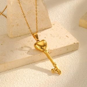 Romantische gouden ketting met hartvormige sleutelhanger op natuurlijk getextureerde steen