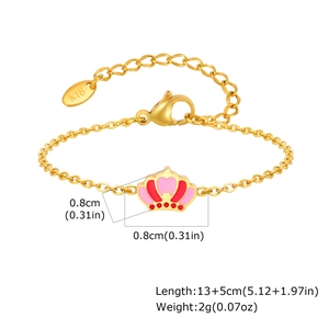 Dettaglio della catena dorata 13+5cm con un ciondolo a corona in smalto rosa per bambina