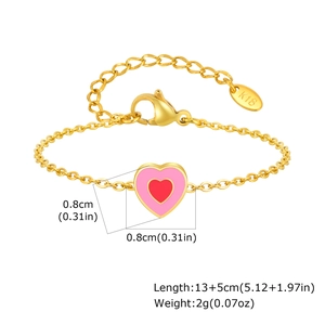 Dettaglio della cavigliera a cuore in oro 18K con smalto rosa e chiusura a moschettone