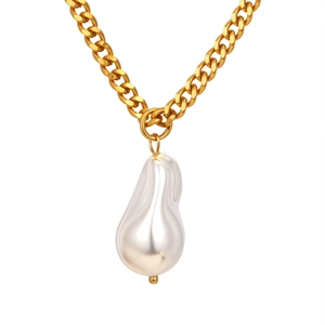 Collier maille gourmette dorée pour femme avec pendentif perle baroque sur fond blanc