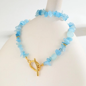 Ensemble collier et bracelet dorés à boucle OT avec pierres d'aigue-marine bleu clair