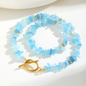 Collier doré avec fermoir OT en éclats d'aigue-marine et perle blanche style plage