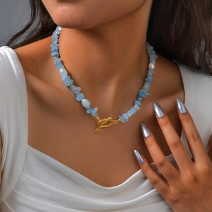 Collier doré en acier inoxydable avec éclats d'aigue-marine, perles et fermoir OT