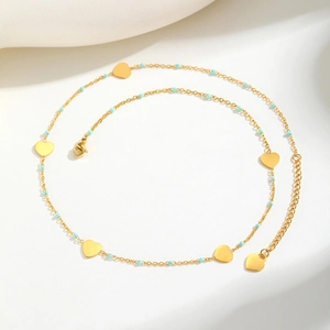 Collier cœur doré avec perles turquoise clair et pendentifs en forme de cœur