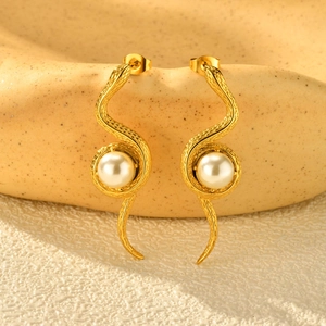 Elegante gouden slangenoorbellen met parel en gedetailleerde schubben voor dames