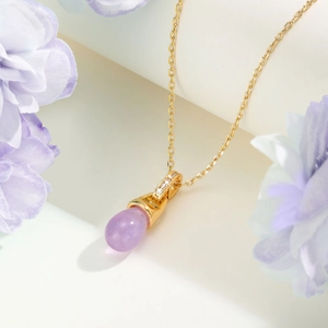Halskette aus vergoldetem Kupfer mit violettem Zirkonia-Tropfenanhänger und Kristallen
