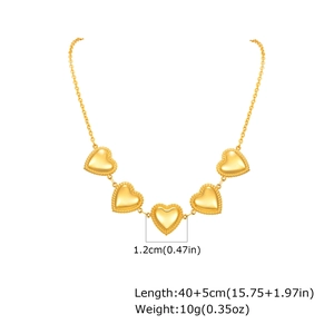 Detail van de 40+5 cm gouden platte kruisketting met 1,2 cm hartbedeltjes op witte achtergrond