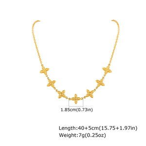 Detail van een 1,85cm klaverhanger aan een gouden platte kruisvormige schakelketting