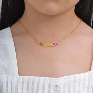 Collier fille en chaîne croisée dorée avec plaque incurvée et breloques cœur émaillé