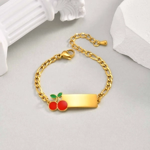 Vue détaillée du bracelet cerise en acier doré avec plaque à graver et fermoir mousqueton
