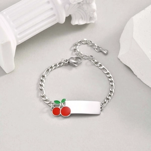 Détail du bracelet Figaro argenté avec plaque ID personnalisable et breloque cerise