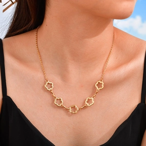 Elegante collana in acciaio inossidabile dorato con ciondoli floreali sul collo