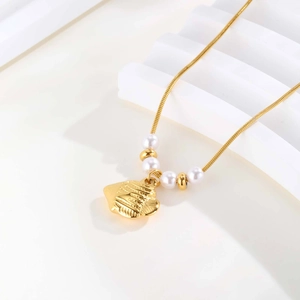 Collier en acier inoxydable doré avec pendentif poisson tropical et perles sur chaîne serpent