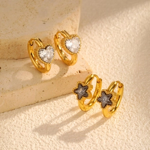 Élégantes boucles d'oreilles créoles dorées avec pendentifs cœur et étoile en zircon