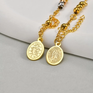 Pulsera religiosa de acero dorado con cuentas tricolores y dije de Nuestra Señora de Guadalupe