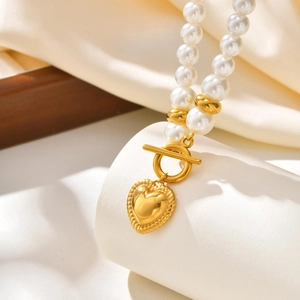 Goldene Perlenkette mit OT-Verschluss und geprägtem Herzanhänger für Damen