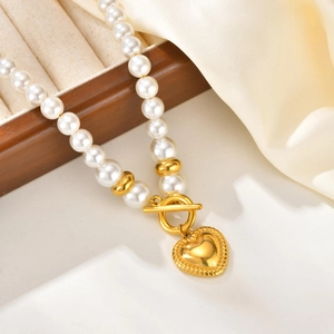 Goldene Edelstahl Perlenkette mit Herzanhänger und elegantem OT Knebelverschluss