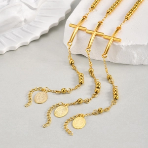 Conjunto de collares de cuentas doradas de acero con cruz y medallas de San Benito en piedra