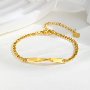 Bracelet Chaîne Gourmette avec Barre Torsadée Möbius en Acier Inoxydable Minimaliste pour Femme Pendentif Coeur Plaqué Or Argent