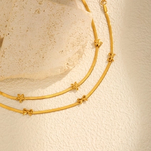 Bracelet chaîne serpent dorée en acier inoxydable avec charmes fleurs et nœuds