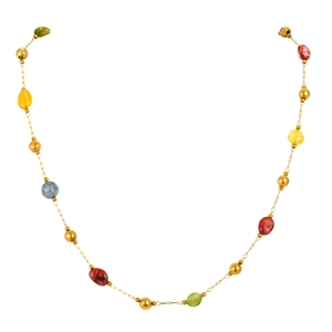 Collana a Y dorata con perline colorate e sfere metalliche su sfondo bianco