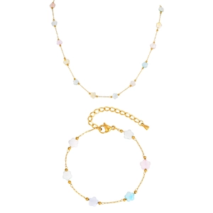 Parure de bijoux en acier doré avec pendentifs étoiles colorées et perles lisses
