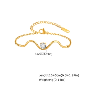 Detail eines vergoldeten Armbands mit Wellenstab, rundem Zirkon und K18-Gravur