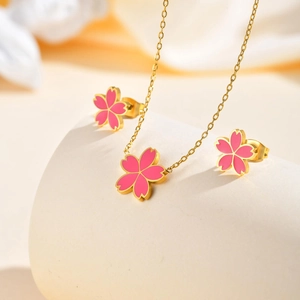 Détail du parure collier et boucles d'oreilles cerisier en émail rose et doré